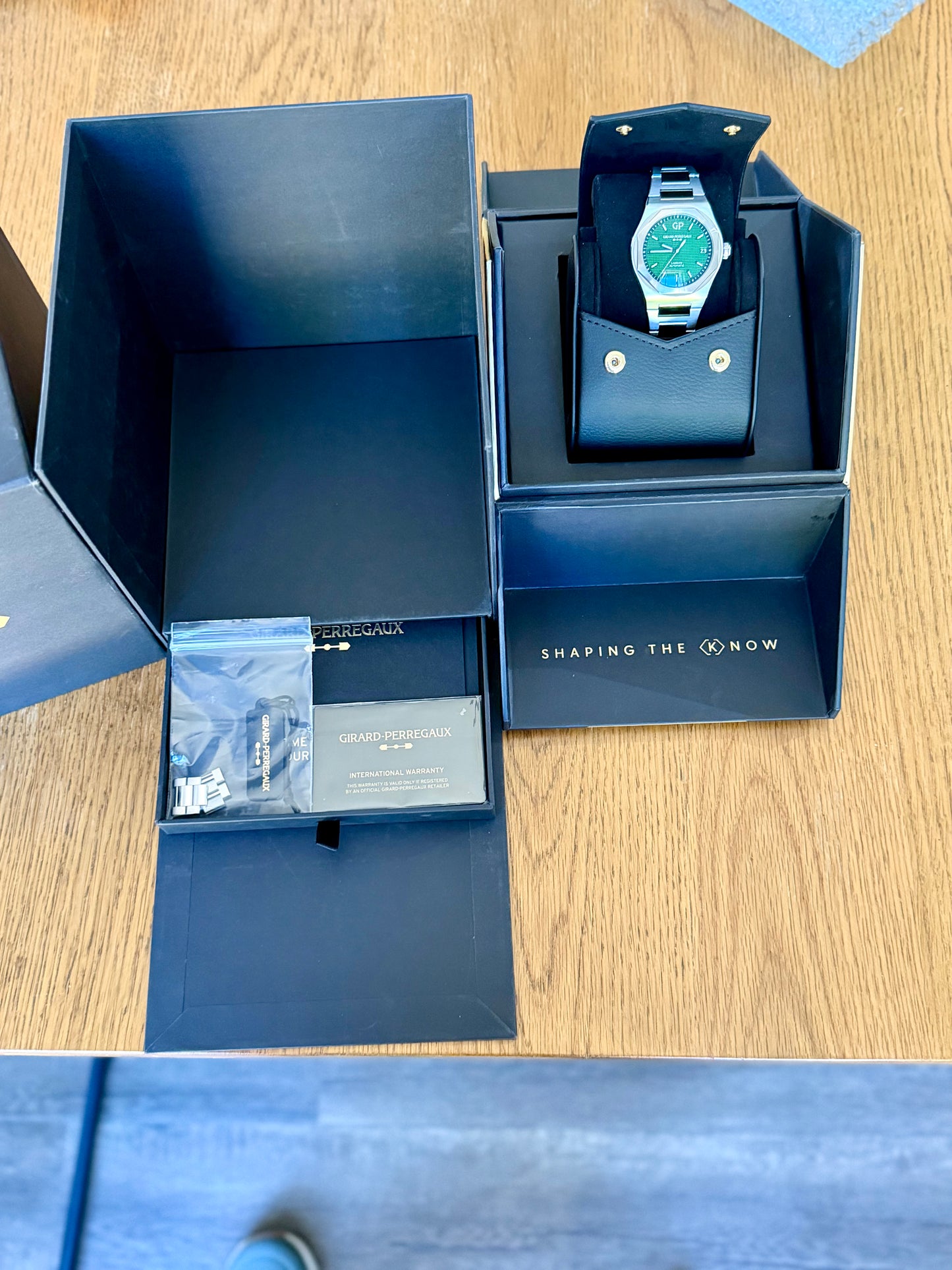 2025 Girard-Perregaux Laureato Full Set - Mint Condition