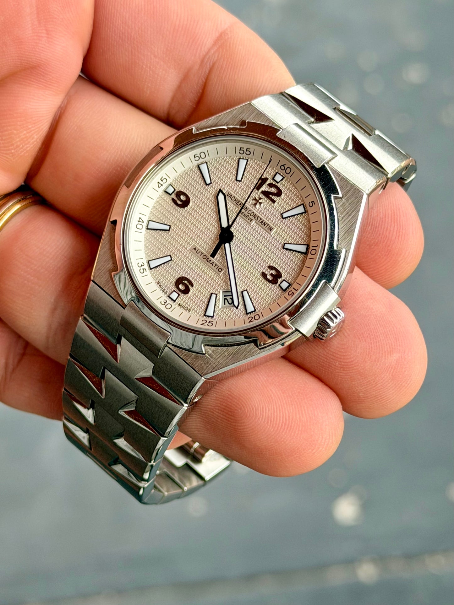 Vacheron Constantin Overseas 47040 | 42mm Steel | Silver Guilloche Dial | Full Set