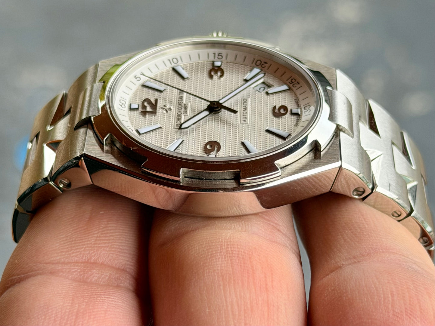 Vacheron Constantin Overseas 47040 | 42mm Steel | Silver Guilloche Dial | Full Set