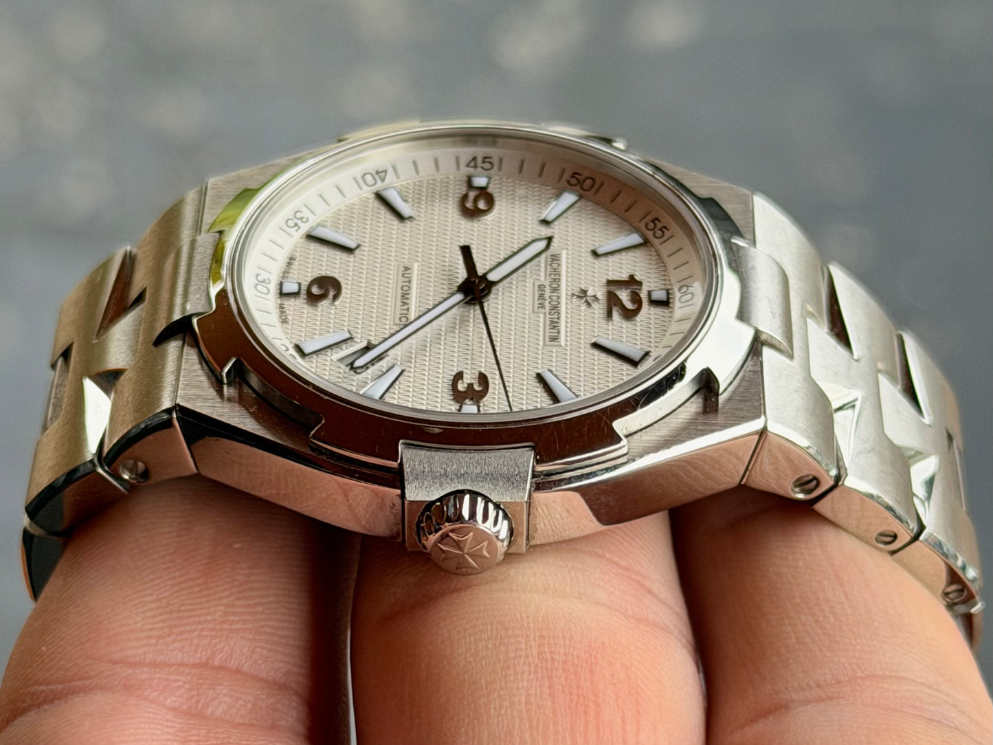 Vacheron Constantin Overseas 47040 | 42mm Steel | Silver Guilloche Dial | Full Set