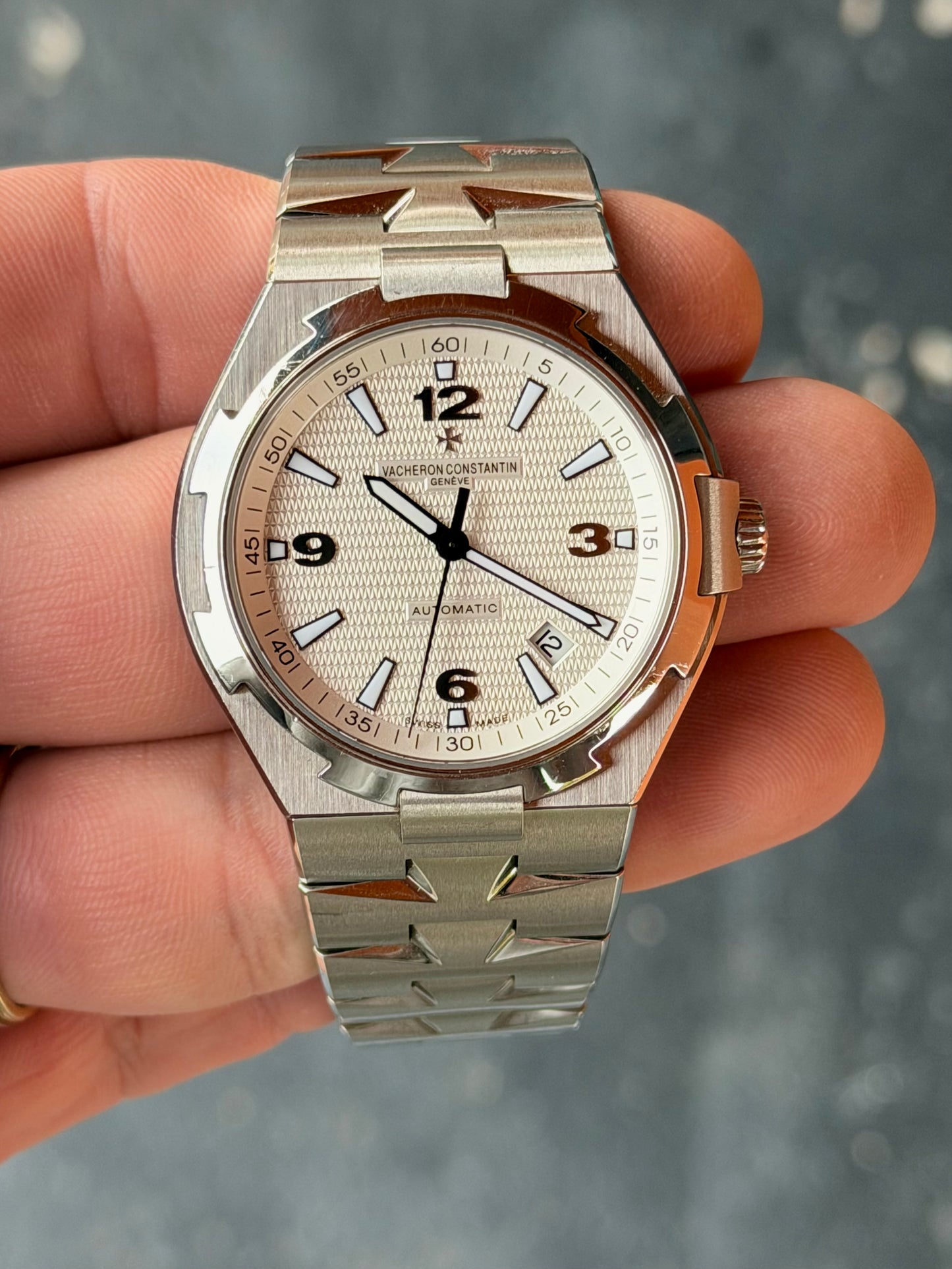 Vacheron Constantin Overseas 47040 | 42mm Steel | Silver Guilloche Dial | Full Set