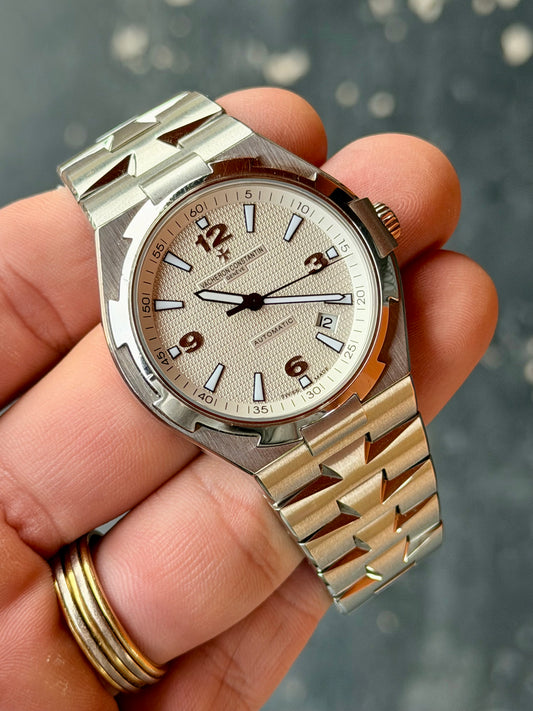 Vacheron Constantin Overseas 47040 | 42mm Steel | Silver Guilloche Dial | Full Set